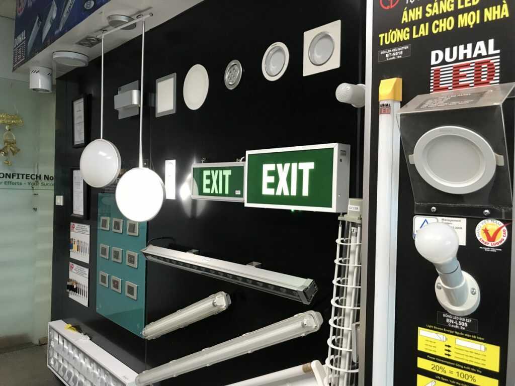 Lắp đèn thoát hiểm cầu thang ở đâu tốt nhất? 5 bang gia den led paragon chinh hang