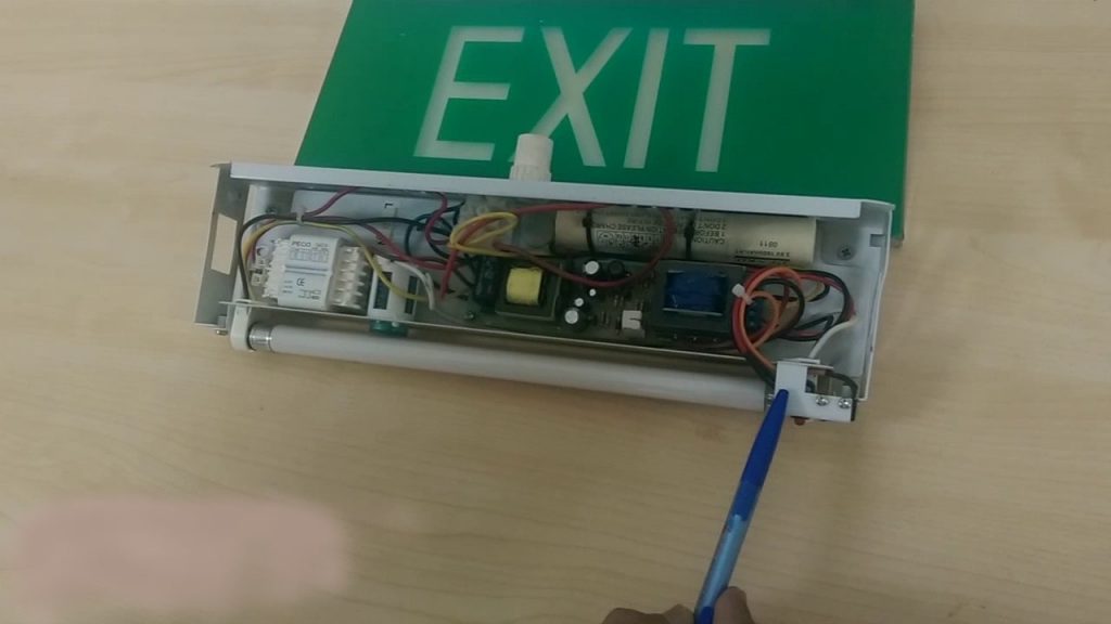 Tìm hiểu cấu tạo đặc điểm ưu điểm của đèn thoát hiểm exit 8 cau tao den thoat hiem exit min