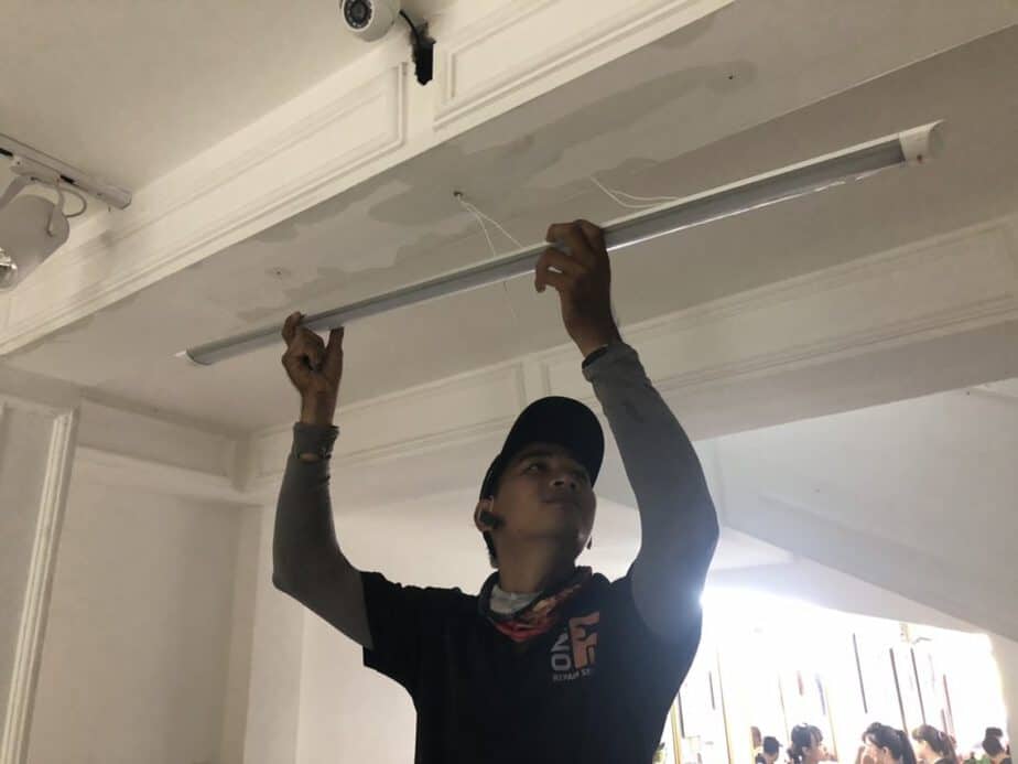 Sua chua bong den tuyp led bi hong