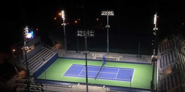 den chieu sang san tennis